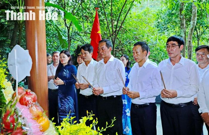 Đoàn đại biểu tỉnh Thanh Hóa dâng hương tại phần mộ liệt sĩ Nguyễn Thị Sặng.