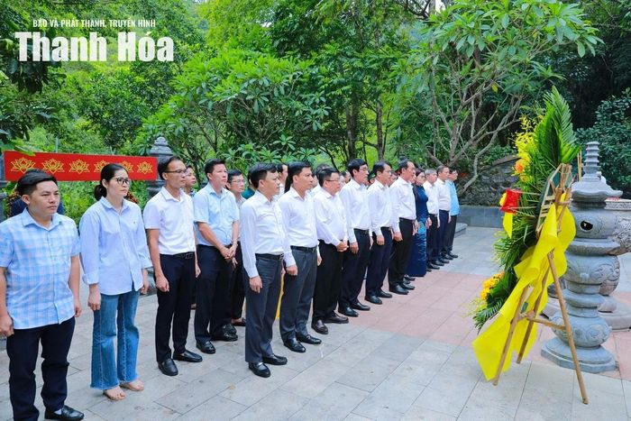 Đoàn đại biểu tỉnh Thanh Hóa dâng hoa, dâng hương tại Đền tưởng niệm các anh hùng liệt sĩ Trường Sơn - Đường 20 Quyết Thắng.