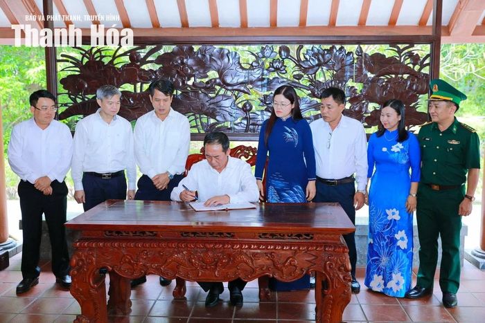 Phó Bí thư Tỉnh ủy Trịnh Tuấn Sinh ghi lưu bút.