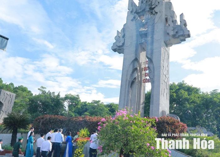 Đoàn đại biểu tỉnh Thanh Hóa dâng hương tại Nghĩa trang liệt sĩ Vĩnh Linh.