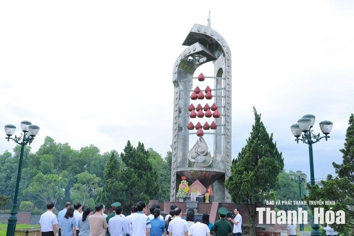 Đoàn đại biểu tỉnh Thanh Hóa dâng hương tại Đài tưởng niệm Trung đội Anh hùng Mai Quốc Ca.
