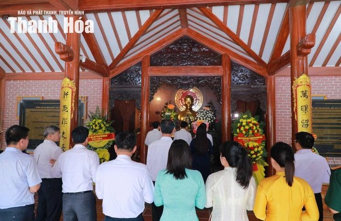 Đoàn đại biểu tỉnh Thanh Hóa dâng hương Chủ tịch Hồ Chí Minh tại Nghĩa trang Liệt sĩ Quốc gia Trường Sơn.