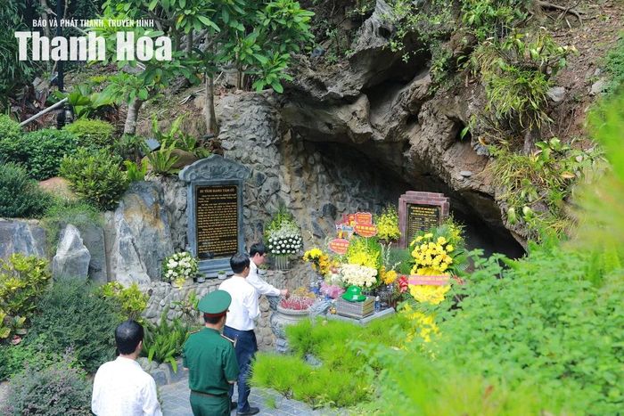 Các thành viên trong đoàn thắp hương tại Hang Tám Cô.