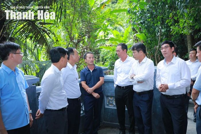 Phó Bí thư Tỉnh ủy Trịnh Tuấn Sinh và đoàn công tác thăm hỏi, cảm ơn những người quản trang chăm sóc, bảo vệ Nghĩa trang.