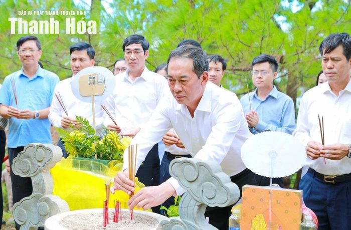Phó Bí thư Tỉnh ủy Trịnh Tuấn Sinh dâng hương viếng Đại tướng Võ Nguyên Giáp.