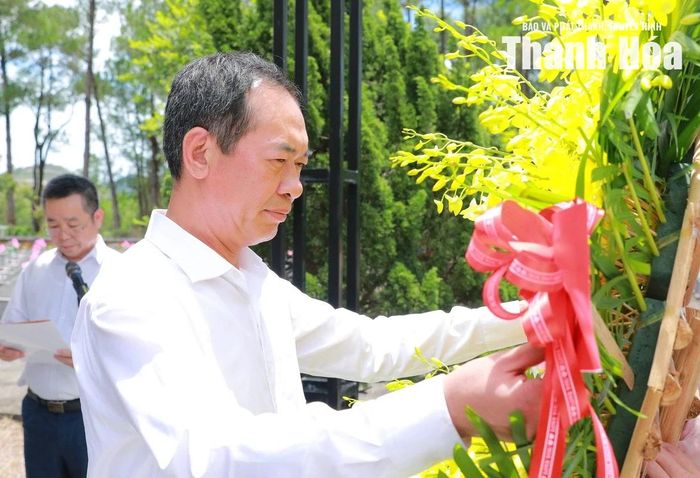 Phó Bí thư Tỉnh ủy Trịnh Tuấn Sinh dâng hoa viếng các Anh hùng liệt sĩ tại Nghĩa trang liệt sĩ Thọ Lộc, xã Vạn Trạch.