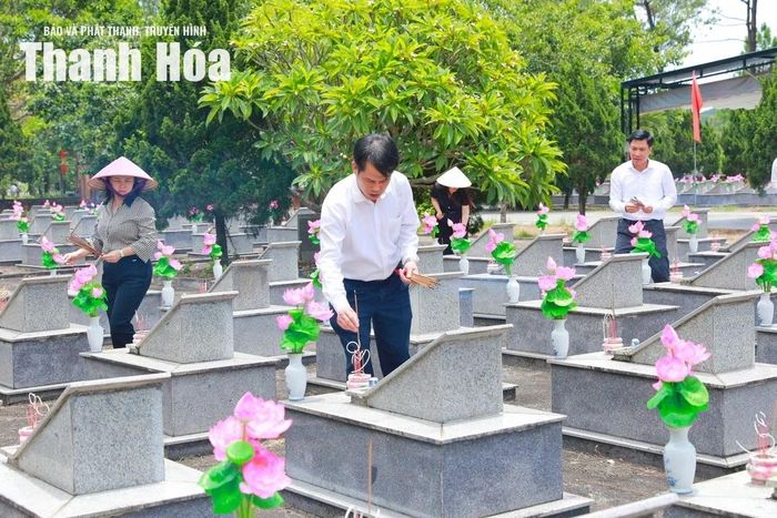 Các thành viên trong đoàn thắp hương lên các phần mộ Anh hùng liệt sĩ.