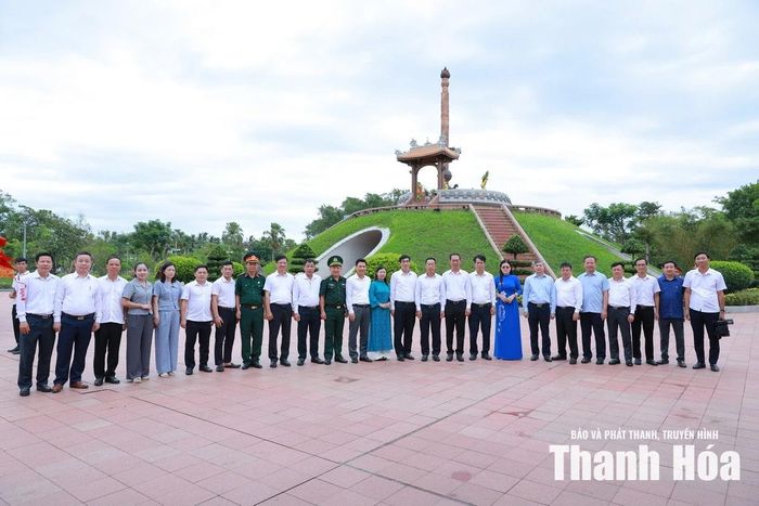 Đoàn đại biểu tỉnh Thanh Hóa chụp ảnh lưu niệm tại Thành cổ Quảng Trị.