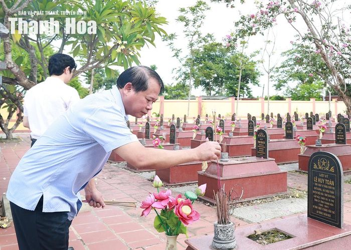 Trưởng Ban Tổ chức Tỉnh ủy Nguyễn Văn Hùng dâng hương lên phần mộ các Anh hùng liệt sĩ ở Nghĩa trang liệt sĩ Thiệu Yên.