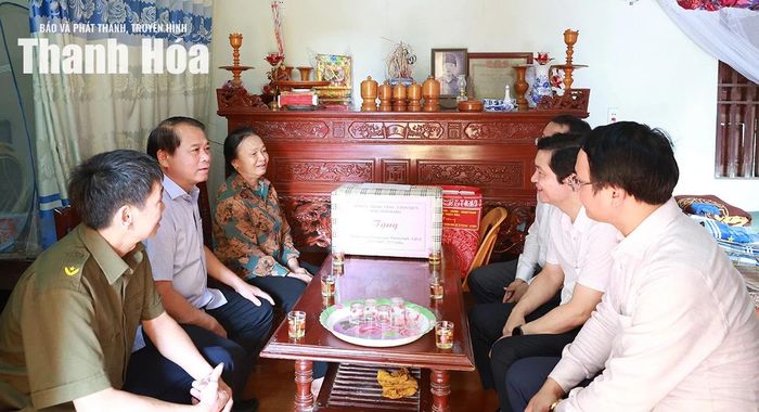 Đoàn thăm hỏi, động viên bà Tống Thị Huê, vợ liệt sĩ Nguyễn Thanh Bình, ở thôn Thiệu Nguyên, xã Thiệu Hóa.