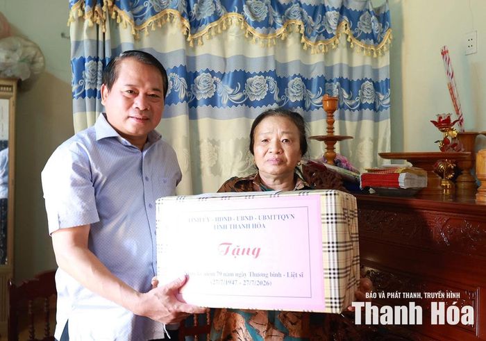 Trưởng Ban Tổ chức Tỉnh ủy Nguyễn Văn Hùng trao quà và gửi lời thăm hỏi, động viên bà Tống Thị Huê, vợ liệt sĩ Nguyễn Thanh Bình tại thôn Thiệu Nguyên, xã Thiệu Hóa.