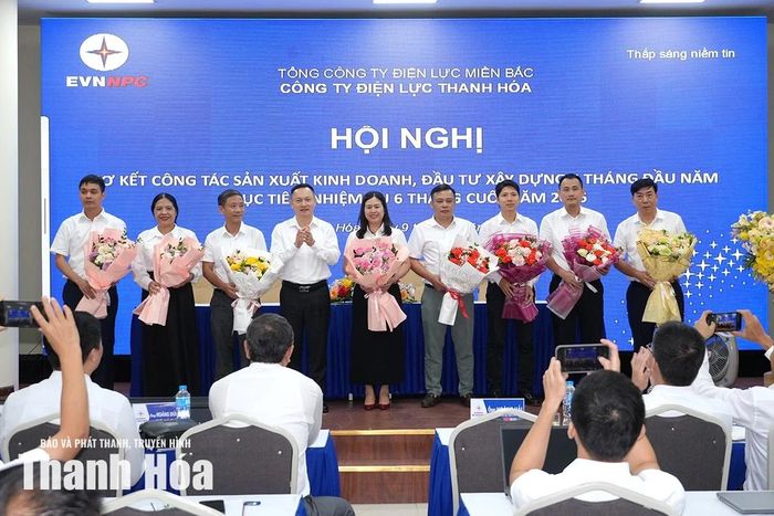 Đồng chí Hoàng Hải, Giám đốc Công ty Điện lực Thanh Hóa biểu dương các tập thể có thành tích xuất sắc trong quý II năm 2026.