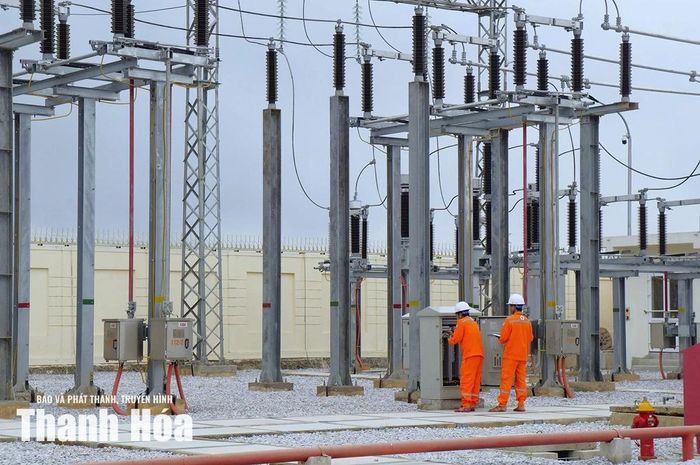 Công ty Điện lực Thanh Hóa đẩy mạnh triển khai các hạng mục công trình đầu tư xây dựng trên địa bàn tỉnh, tập trung bảo đảm tiến độ, chất lượng và an toàn thi công, góp phần nâng cao độ tin cậy cung cấp điện, đáp ứng nhu cầu phát triển kinh tế - xã hội của địa phương.