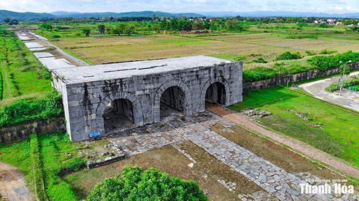 Không chỉ là một công trình kiến trúc bằng đá độc đáo được UNESCO ghi danh là Di sản văn hóa Thế giới, thành Nhà Hồ còn là không gian văn hóa sống, nơi lưu giữ hệ thống di sản văn hóa phi vật thể phong phú được cộng đồng gìn giữ, trao truyền qua nhiều thế hệ. Chính những giá trị ấy đã góp phần tạo nên giá trị riêng của vùng đất cố đô và trở thành nguồn tài nguyên văn hóa quý giá phục vụ phát triển bền vững.