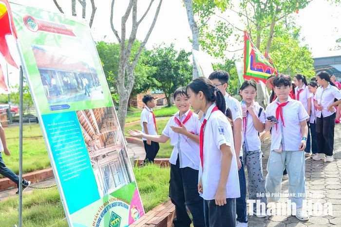 Triển lãm “Di sản văn hóa phi vật thể vùng đất Cố đô” không chỉ là không gian giới thiệu những giá trị truyền thống mà còn là lời nhắc về trách nhiệm của mỗi cá nhân, mỗi cộng đồng trong việc gìn giữ, bảo tồn và phát huy các giá trị di sản. Từ những bức ảnh giản dị nhưng giàu sức truyền cảm, những nét đẹp văn hóa của vùng đất cố đô tiếp tục được lan tỏa, góp phần khẳng định sức sống bền bỉ của di sản trong đời sống đương đại và vun đắp tình yêu di sản đối với các thế hệ hôm nay và mai sau.