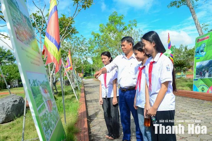 Thầy Đỗ Trương Thuận, Hiệu trưởng Trường THCS Vĩnh Thành, xã Vĩnh Lộc cho biết: “Hoạt động này vô cùng ý nghĩa vì không chỉ giúp các em học sinh hiểu sâu hơn về kiến thức lịch sử mà còn gắn kết các em với Di sản văn hóa thế giới Thành Nhà Hồ. Thông qua đó, các em sẽ trở thành những “đại sứ tuyên truyền”, góp phần phát huy giá trị và quảng bá hình ảnh vùng đất, con người và thành Nhà Hồ không chỉ trong tỉnh Thanh Hóa mà còn cả trong nước và trên thế giới”.