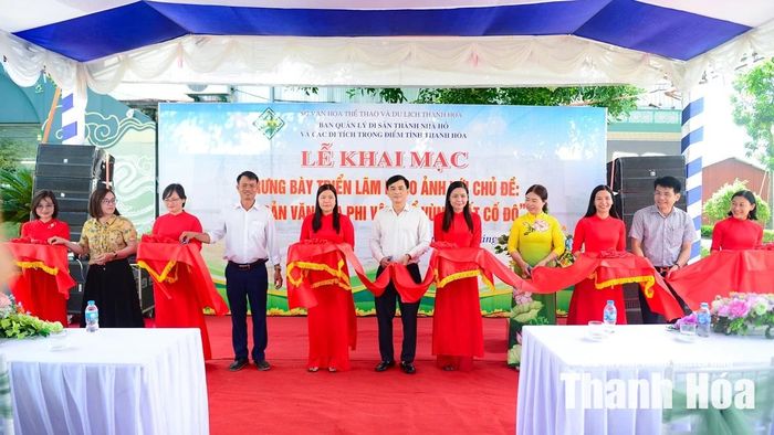 Ông Nguyễn Văn Long (thứ 2 từ phải sang), Phó Giám đốc Ban Quản lý Di sản thành Nhà Hồ và các di tích trọng điểm tỉnh Thanh Hóa cho biết: “Di sản văn hóa Thế giới thành Nhà Hồ không chỉ sở hữu những giá trị kiến trúc nổi bật mà còn bao gồm hệ thống di sản văn hóa phi vật thể vô cùng phong phú và đa dạng. Đó là các lễ hội, phong tục, tập quán và tín ngưỡng đã được hình thành, gìn giữ từ hàng nghìn năm, được các thế hệ cư dân nơi đây không ngừng bồi đắp, phát huy”.