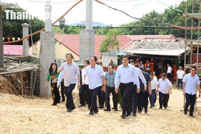 Phó Thủ tướng Chính phủ Lê Tiến Châu kiểm tra tiến độ thi công Trường Nội trú liên cấp Tiểu học và THCS Yên Khương.