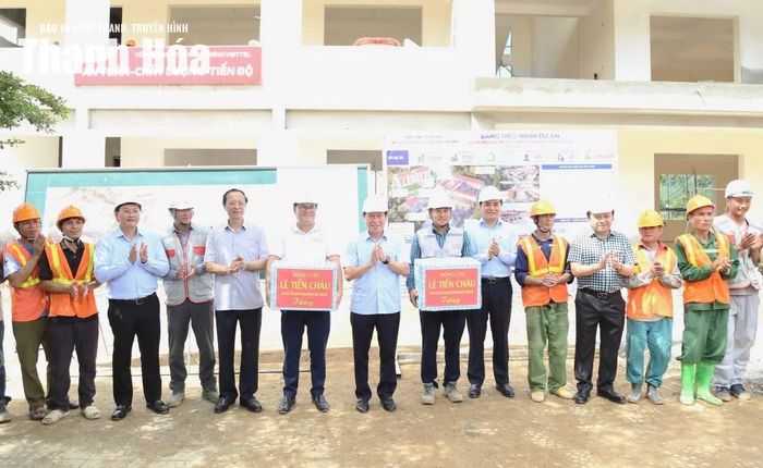 Phó Thủ tướng Chính phủ Lê Tiến Châu tặng quà động viên cán bộ, công nhân đang thi công Trường Nội trú liên cấp Tiểu học và THCS Yên Khương.