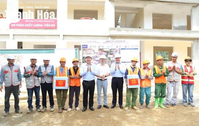 Chủ tịch UBND tỉnh Nguyễn Hoài Anh và Phó Chủ tịch Thường trực UBND tỉnh Mai Xuân Liêm tặng quà động viên cán bộ, công nhân đang thi công Dự án.