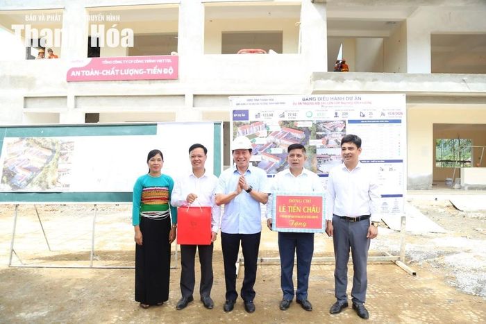 Phó Thủ tướng Chính phủ Lê Tiến Châu tặng quà cho Trường Nội trú liên cấp Tiểu học và THCS Yên Khương.