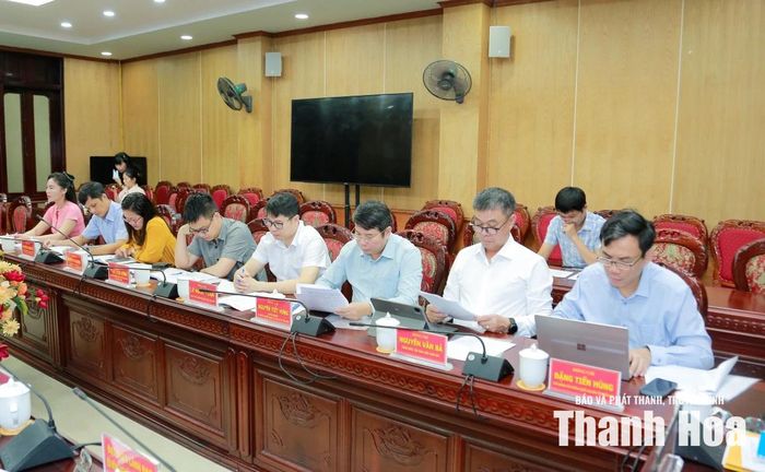 Các thành viên đoàn công tác dự buổi làm việc.