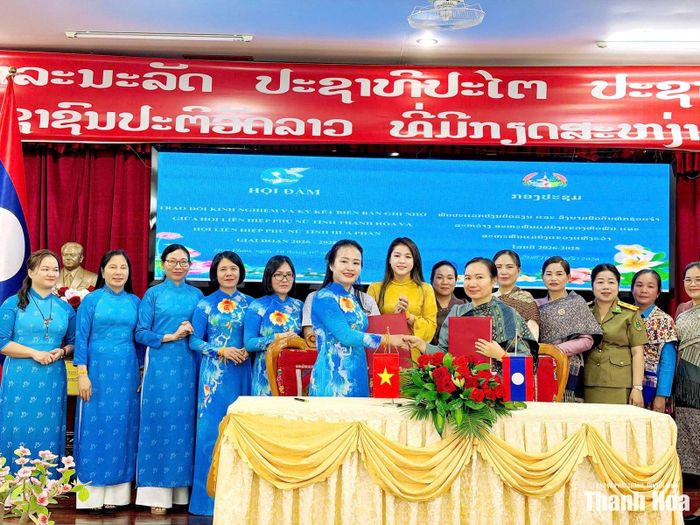 Chủ tịch Hội LHPN tỉnh Thanh Hóa Lương Thị Hạnh và Chủ tịch Hội LHPN tỉnh Hủa Phăn Nheng Phết Bun Mi Xay trao Biên bản ghi nhớ giai đoạn 2026-2028.