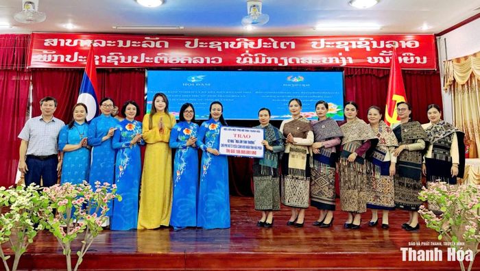 Hội LHPN tỉnh Thanh Hóa trao biển hỗ trợ mái ấm và mô hình sinh kế cho phụ nữ tỉnh Hủa Phăn.