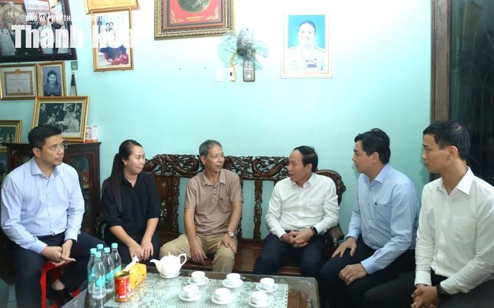 Phó Thủ tướng Chính phủ Lê Tiến Châu thăm hỏi, động viên thân nhân gia đình Anh hùng Lực lượng vũ trang Nhân dân Ngô Thị Tuyển.