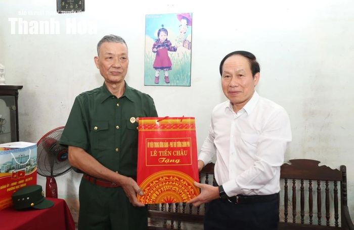 Phó Thủ tướng Chính phủ Lê Tiến Châu tặng quà cho thương binh Đào Đình Hảo.