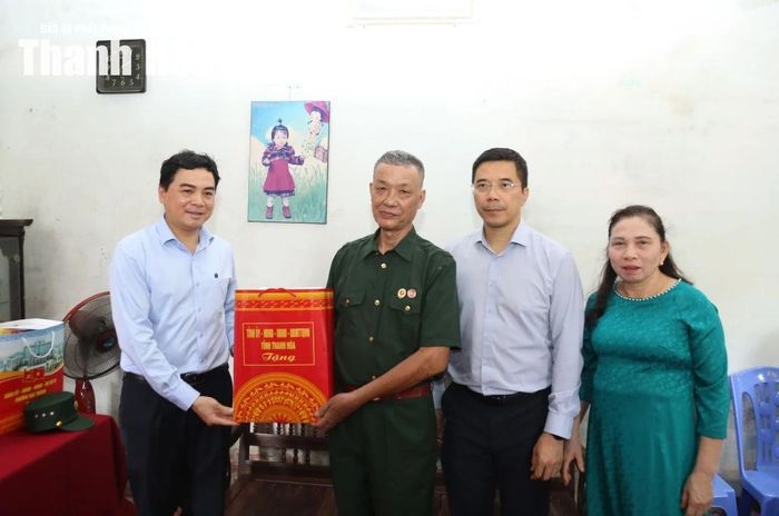 Chủ tịch UBND tỉnh Nguyễn Hoài Anh và Phó Bí thư Thường trực Tỉnh ủy Nguyễn Hồng Phong tặng quà cho thương binh Đào Đình Hảo.
