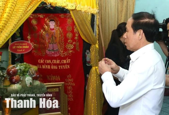Phó Thủ tướng Chính phủ Lê Tiến Châu dâng hương tưởng nhớ Anh hùng Lực lượng vũ trang Nhân dân Ngô Thị Tuyển.