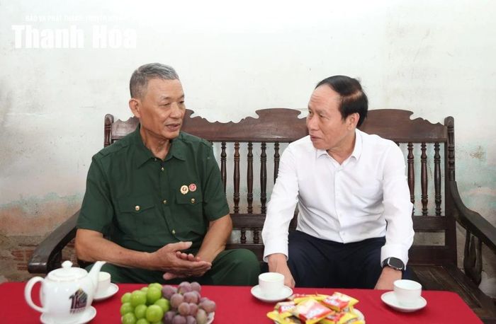 Phó Thủ tướng Chính phủ Lê Tiến Châu thăm hỏi, động viên thương binh Đào Đình Hảo.
