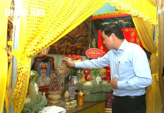 Phó Bí thư Tỉnh ủy, Chủ tịch UBND tỉnh Nguyễn Hoài Anh dâng hương tưởng nhớ Anh hùng Lực lượng vũ trang Nhân dân Ngô Thị Tuyển.