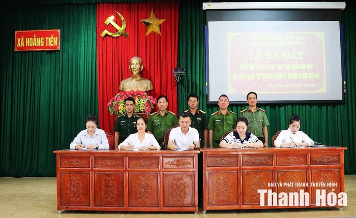 Đại diện các cơ sở lưu trú trên địa bàn xã ký cam kết thực hiện.