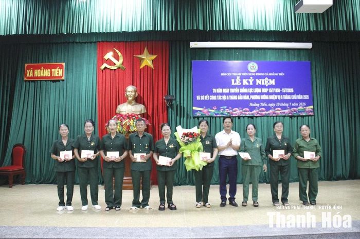 Phó Chủ tịch UBND xã Hoằng Tiến Lê Sỹ Thắng trao kỷ niệm chương và tặng hoa chúc mừng các hội viên.
