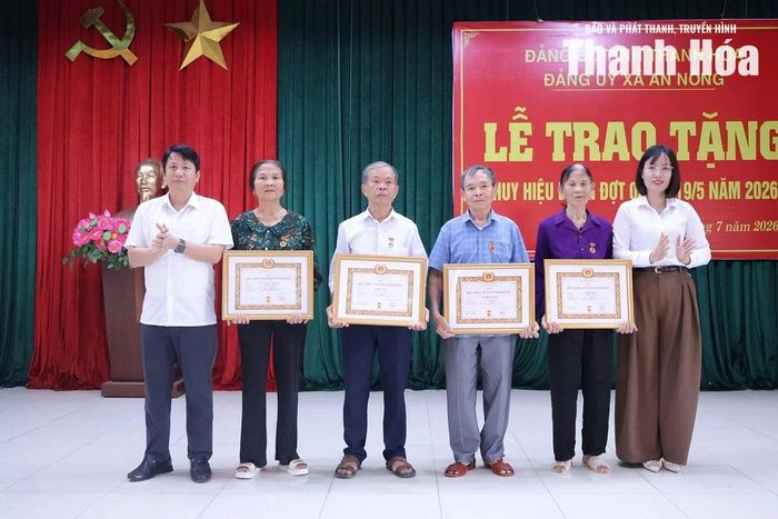 Lãnh đạo xã An Nông trao huy hiệu Đảng cho các đảng viên.