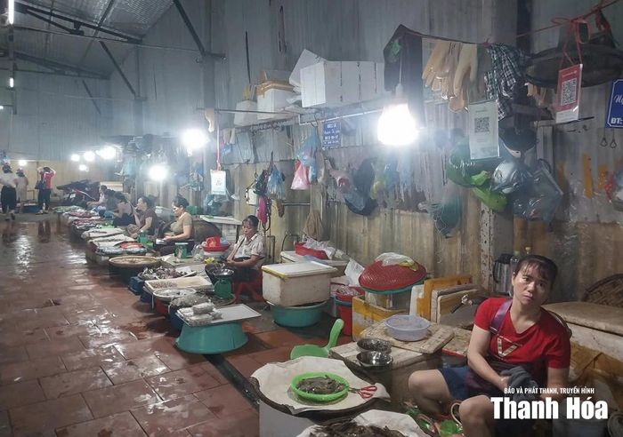 Tiểu thương chợ Đông Thành treo mã QR trên cao.