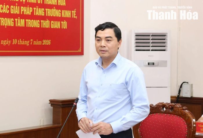 Chủ tịch UBND tỉnh Nguyễn Hoài Anh báo cáo tình hình thực hiện mục tiêu tăng trưởng của tỉnh.