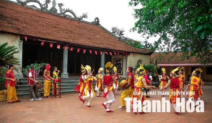 Dưới mái Đình Trung, các thành viên Câu lạc bộ Tú Huần làng Quỳ Chử hăng say luyện tập.