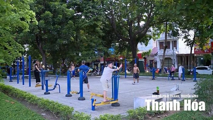 Người dân đến tập luyện thể thao tại Công viên Hội An.
