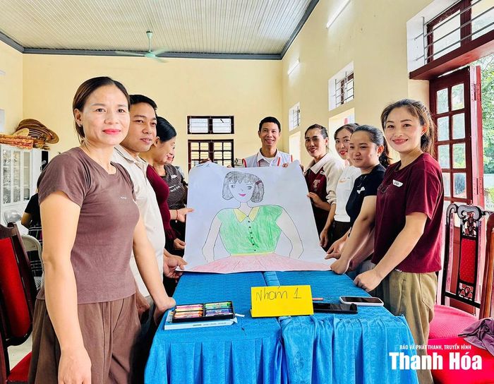 Học viên tham gia hoạt động thảo luận nhóm, xây dựng thông điệp về bình đẳng giới trong khuôn khổ lớp tập huấn tại xã Mường Lát.