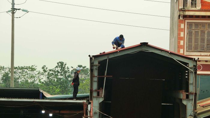 Tuyến Quốc lộ 6 hiện hữu chỉ có hai làn xe, sau nhiều năm lưu thông, tuyến đường đã xuống cấp và quá tải khi lưu lượng phương tiện tăng cao.
