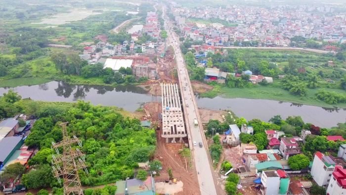Dự án đóng vai trò quan trọng trong việc hoàn thiện trục giao thông hướng tâm phía Tây Nam Thủ đô. Trong ảnh là cầu Mai Lĩnh đang thi công.