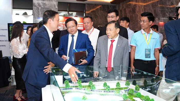 Các đại biểu tham quan khu triển lãm bên lề Diễn đàn Phát triển Khu công nghiệp Việt Nam 2026.