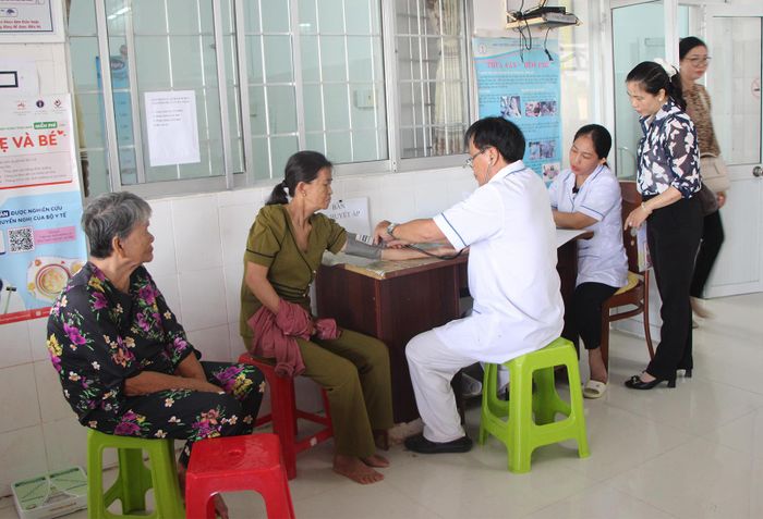 Người cao tuổi khám sức khỏe định kỳ tại Trạm Y tế Mong Thọ A, xã Thạnh Lộc. Ảnh: HẠNH CHÂU