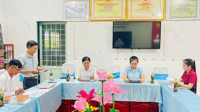 Ủy ban Kiểm tra Đảng ủy xã Vĩnh Thuận công bố kết quả kiểm tra đối với Chi bộ Trường Mẫu giáo Tân Thuận. Ảnh: THANH HẰNG