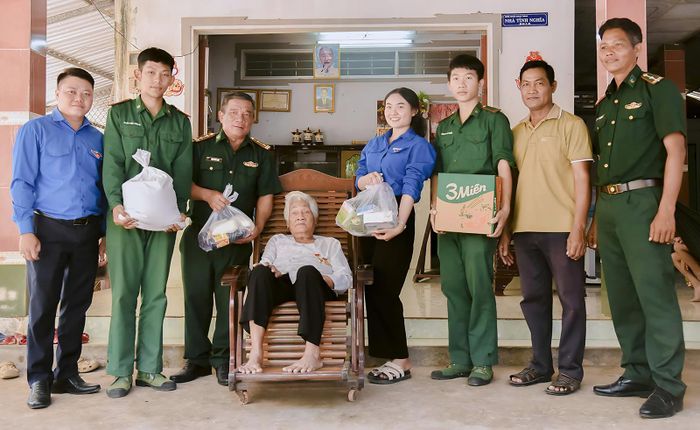 Đoàn viên, thanh niên xã Giang Thành cùng cán bộ, chiến sĩ Đồn Biên phòng Phú Mỹ thăm, tặng quà Bà mẹ Việt Nam anh hùng Thị Hol. Ảnh: THANH NHÃ