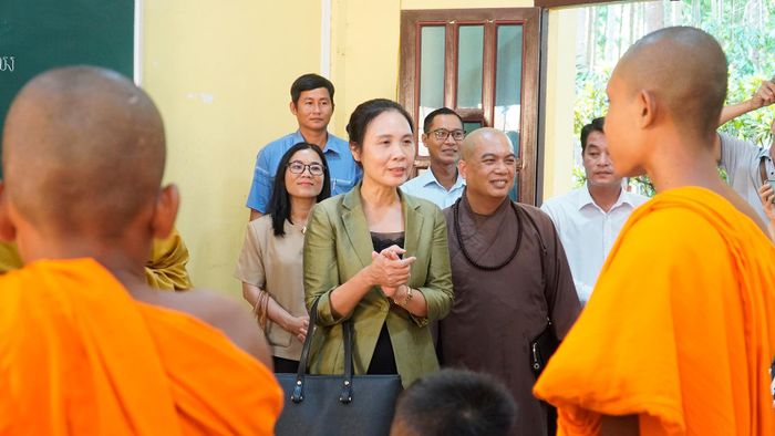 Bà Trần Thị Minh Nga thăm hỏi, động viên tăng sinh Trường Trung cấp Phật học Nam tông Khmer Kiên Giang. Ảnh: THỊ HOA