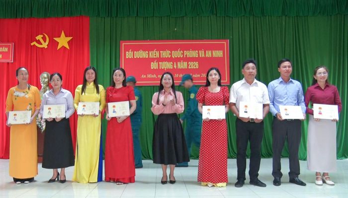 Ủy viên Ban Thường vụ Đảng ủy, Phó Chủ tịch UBND xã An Minh Trương Thị Như Ngọc, Chủ tịch Hội đồng Giáo dục quốc phòng và an ninh xã trao giấy chứng nhận cho học viên.